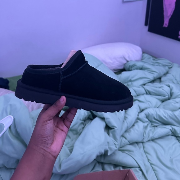 UGGS SIZE 7 only wore a few times don’t like how they look. - Picture 3 of 5